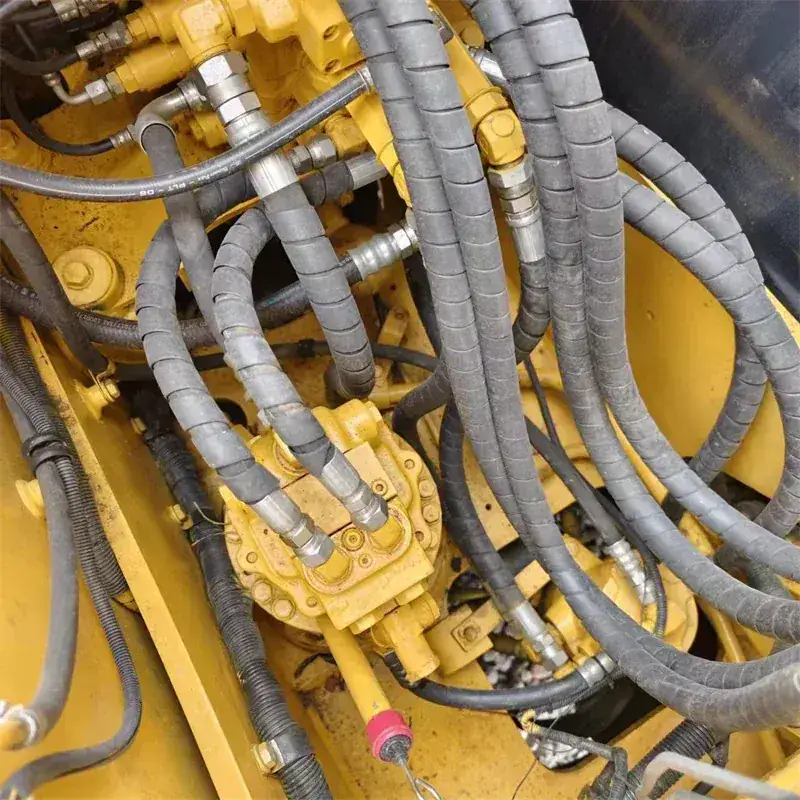 Komatsu PC130 detail 1