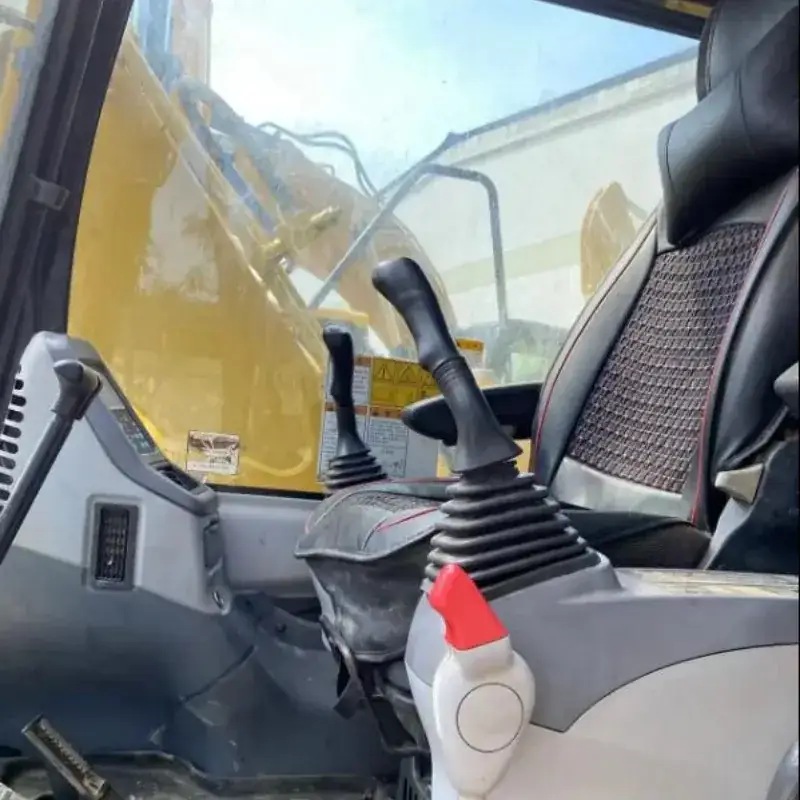 Komatsu PC130 detail 2