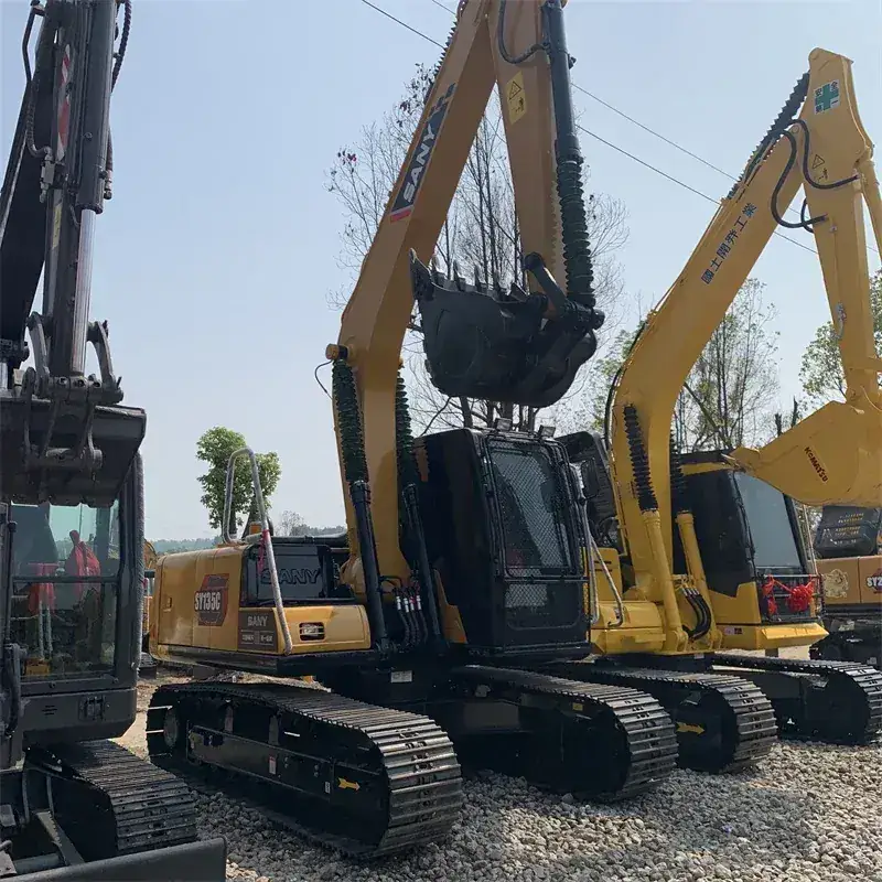 Komatsu PC135C detail 3