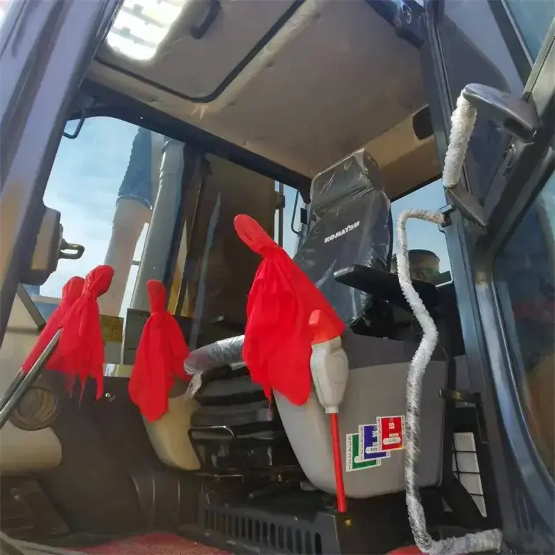 Komatsu PC210LC detail 1