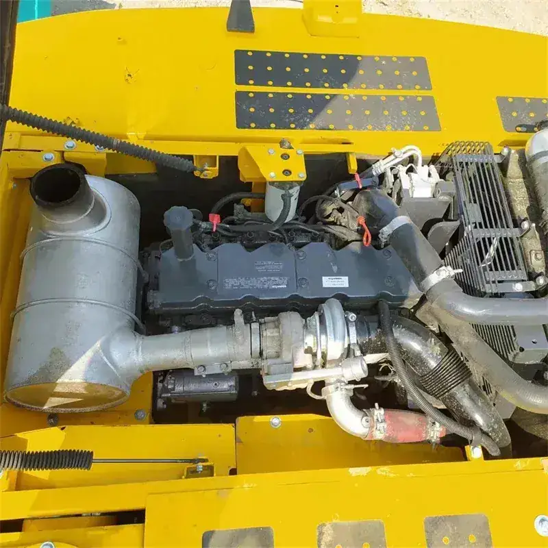 Komatsu PC240 detail 1