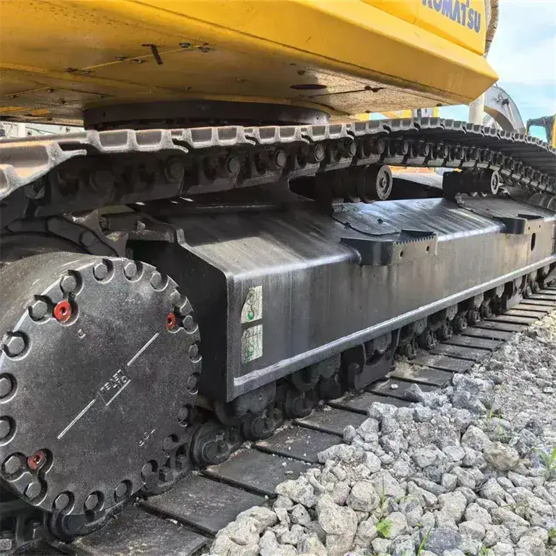 Komatsu PC240 detail 2